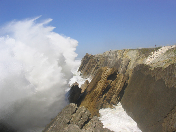 Woeste golven bij de grillige rotskust ter hoogte van Leiria