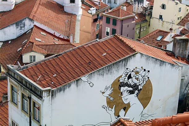 Street art mural in de wijk Alfama van Lissabon