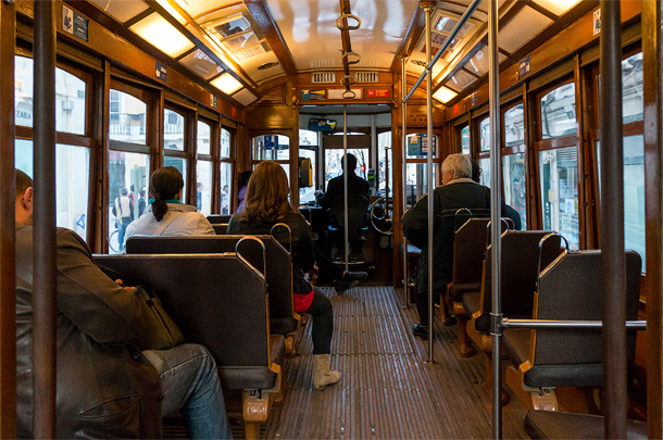 Interieur oude tram Lissabon