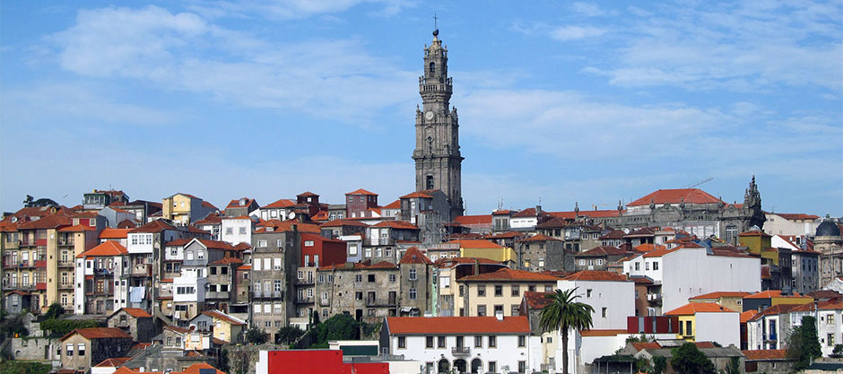 Klokkentoren Torre dos Clérigos in Porto