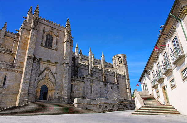 De kathedraal op het stadsplein van Guarda