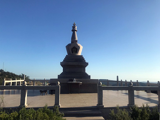 Boeddhistische stupa in binnenland van de Algarve
