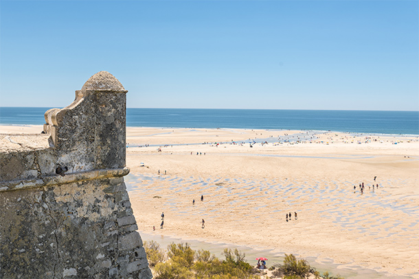 Het strand bij eb