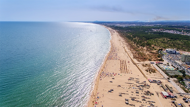 Uitgestrekte strand tussen Monte Gordo en Altura, richting het westen en Manta Rota.