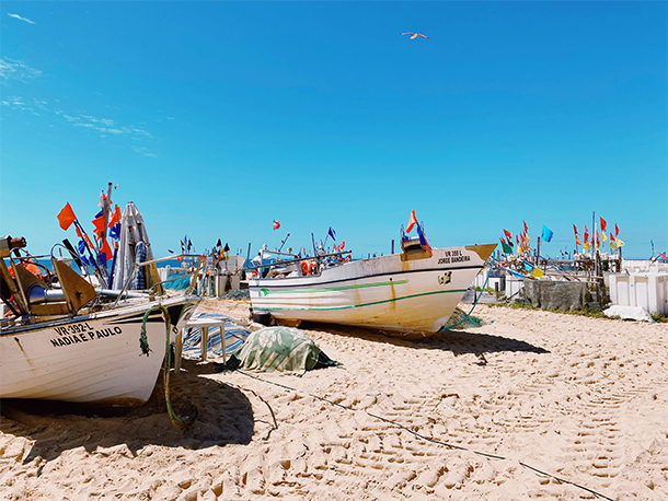 Vissersboten op het strand van Monte Gordo