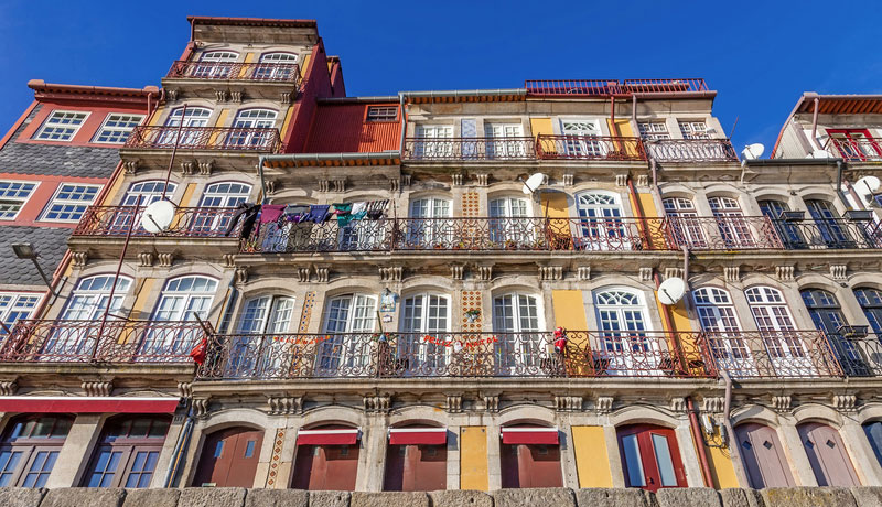 Karakteristieke huizen in de oude wijk Ribeira van Porto