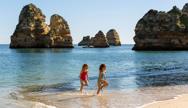 Kinderen aan het strand van de Algarve in Portugal