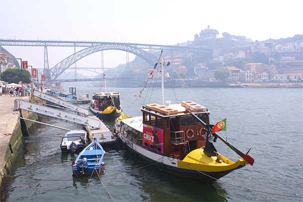 Port-boten, met op de achtergrond de beroemde brug Dom Luis I